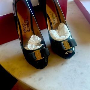 Women’s Black gorgeous Salvatore Ferragamo shoes size 8 1/2B